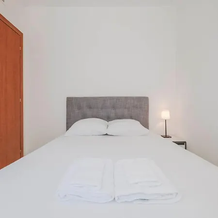 Wonderful 2 Bedrooms In The Heart Of ! *